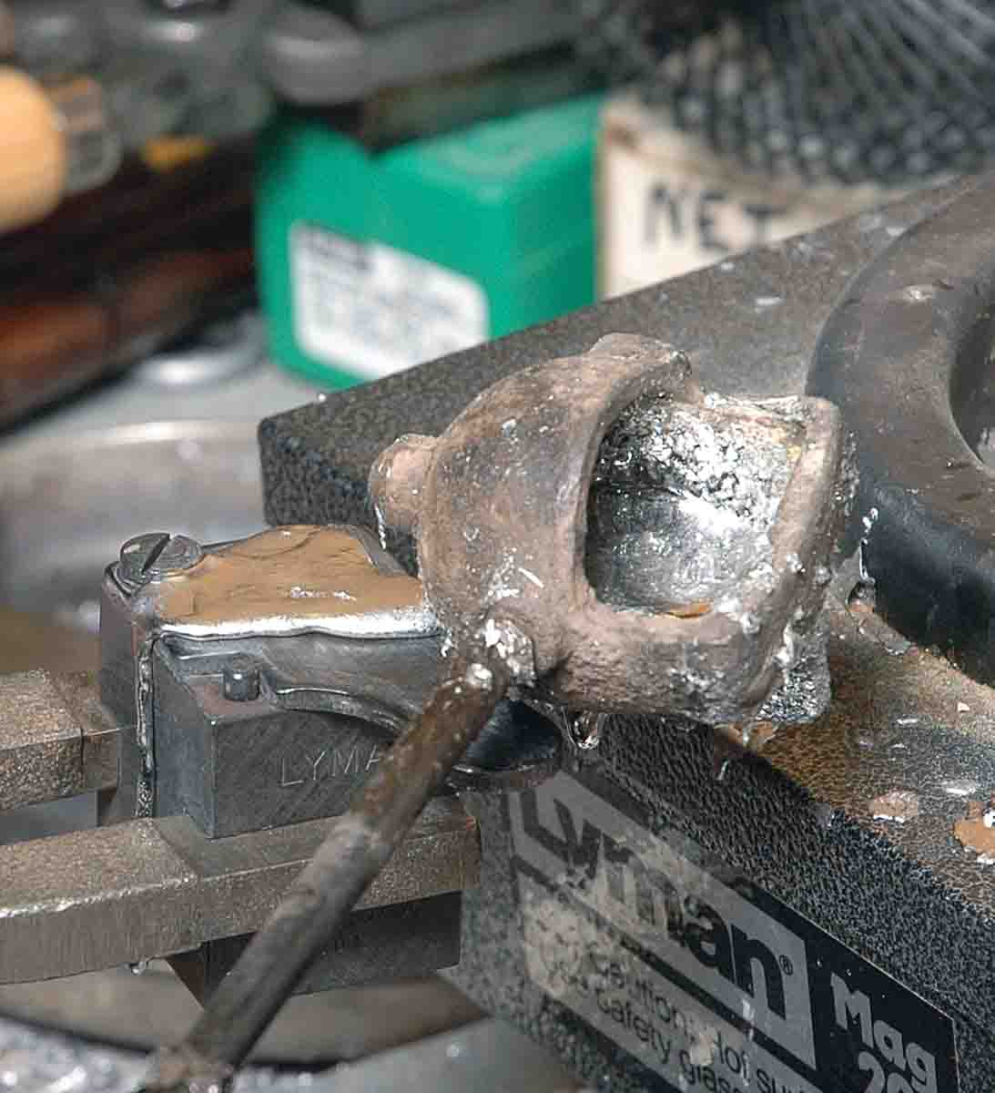 When ladle pouring bullets, start with the ladle tightly against the mould but break the flow slowly, allowing a generous puddle of alloy to form atop the mould.